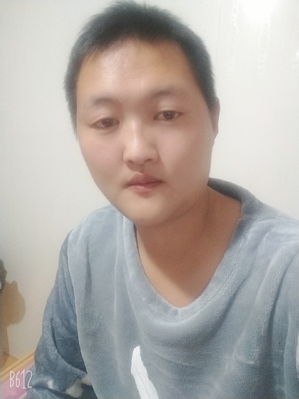 烟圈里透着伤的第二张照片--廊坊相亲服务中心