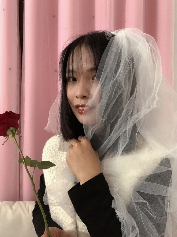 持紫菜包饭的女孩的第一张照片--廊坊相亲服务中心