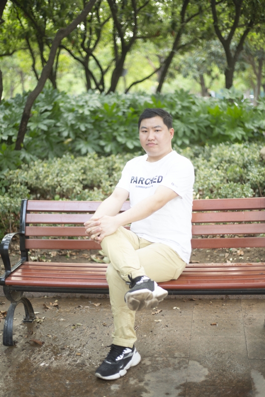 抱着鱼睡觉的猫的第一张照片--廊坊相亲服务中心